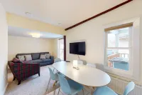Remodeled condo with free WiFi & shared W/D - ski bus pickup across street Hotels in Cavendish