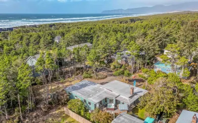Charming Game Room and Hot Tub - Cozy Retro Retreat Hotels near Nestucca Bay National Wildlife Refuge