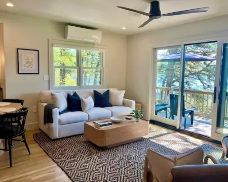 Waterfront Modern Home in Eastham, on a Pond 伊斯特姆酒店