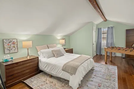 Charming Outdoor Space and Modern Comforts - Delightful Family Retreat