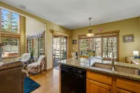 Ski-In/Ski-Out and Hot Tub Experience - Charming Cozy Retreat Hotels in Cascade