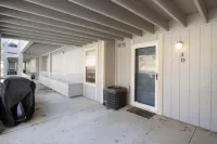 Waterfront Access and Pools - Gorgeous Lakeside Retreat