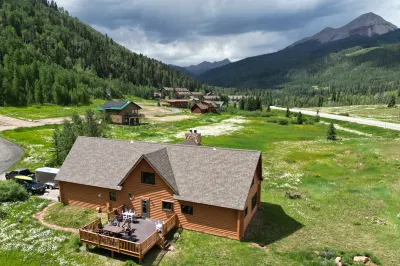 Amazing Mountain Views and Cozy Furnishings - Exquisite Custom Retreat
