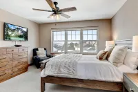 Exquisite Mountain Retreat with Private Hot Tub and Stunning Views - Luxurious Haven