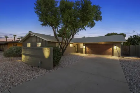 Luxury Heated Pool+2 Kings, BBQ & Steps to Oldtown Отели рядом с достопримечательностью «On The Edge Gallery»