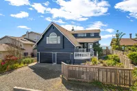 Breathtaking Views and Expansive Deck - Stunning Beach House Hotels in Whatcom County