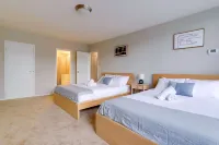 Seasonal Pool Access and Modern Fitness Center - Cozy Urban Retreat
