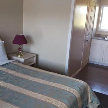 Bay Lake Inn - Frontiersman Motel