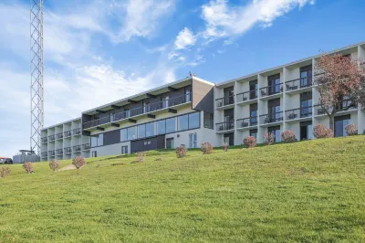 Ramada by Wyndham Jordan/Beacon Harbourside Resort فنادق في Niagara Regional Municipality