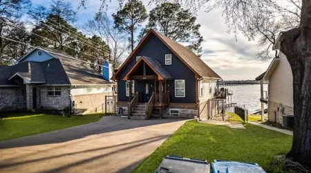 Sunset Serenity -Lakefront- HotTub - TheatreRoom - FirePit - GameRoom - BoatDock