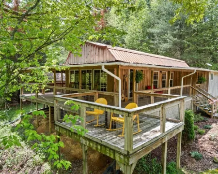 Cozy Creekside Cabin w/ Private Outdoor Sauna and Covered Deck Overlooking Creek Hotels in Laurel Fork