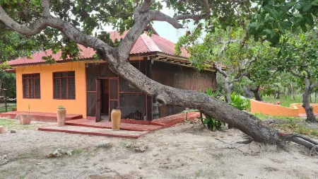 Charming 2-bed Cottage in Bodo, a Fishing Village Отели в г. Мсамбуэни