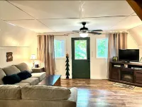 Hot Tub and Fire Pit - Cozy Peaceful Getaway Hotels in Frenchburg