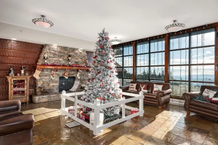 Ski-in/Ski-Out Access and Cozy Fireplace - Stylish Mountain Retreat