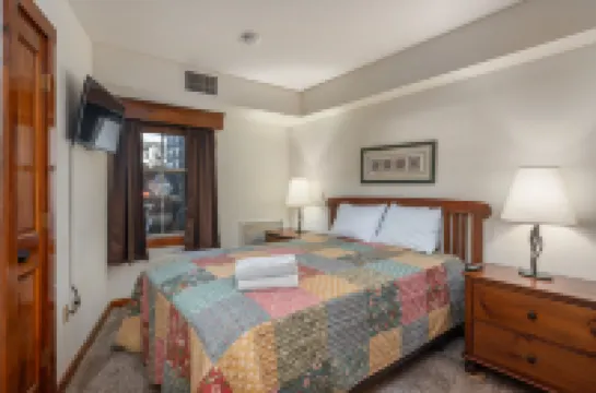 Private Balcony and Hot Tub Relaxation - Stunning Modern Retreat