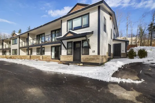 Inground Pool, Office Space and Scenic Pond - Modern Tranquil Retreat