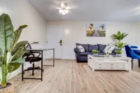 Chic Retreat - Plush Kitchen, Spacious Living, Urban Escape Hotels in Manchester