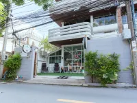 420 Hostel - Ekkamai Buds & Beds Hotels near Khlong Tan