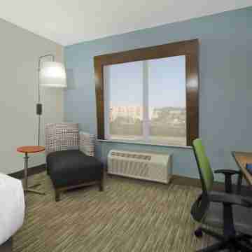 Holiday Inn Express & Suites COLUMBUS NORTH by IHG Rooms