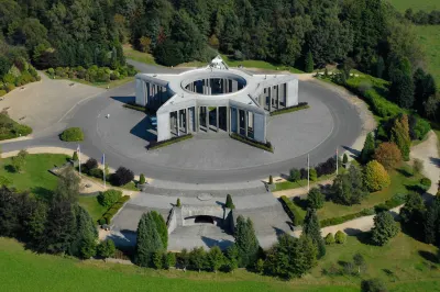 Chalet in Wibrin Near Achouffe Brewery Hotels near War Monument (M4 Sherman Tank)