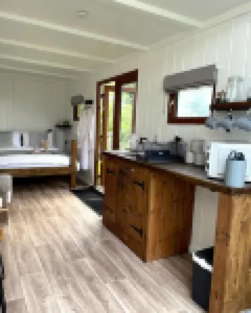 Trethowels Grey Hidden Hut