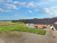 Traum Ferienwohnungen的風景泳池度假屋