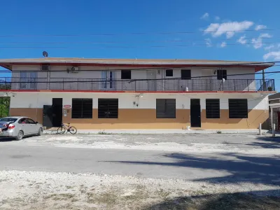 Adderley's Motel Отели в г. 