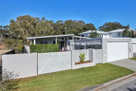 Luxury Waterfront Stay at Tallebudgera Creek