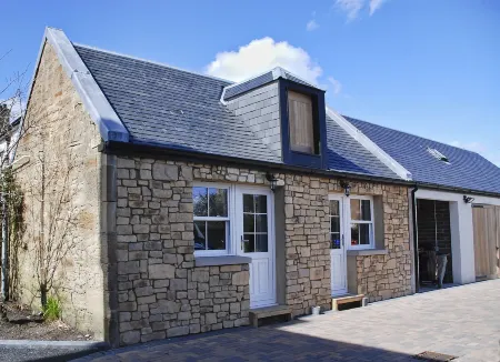 Miller House Courtyard Отели рядом с достопримечательностью «Библиотека Форхилл Бранч»