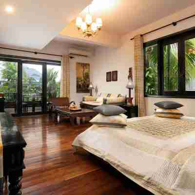 Mane History Lovers Rooms