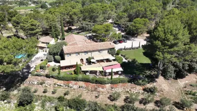 Mas de Fauchon Отели рядом с достопримечательностью «Domaine de Valmousse»