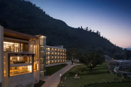 JW Marriott Mussoorie Walnut Grove Resort & Spa Отели рядом с достопримечательностью «Mall Rd»