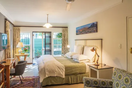 Hedge House Guest House Отели рядом с достопримечательностью «Southern Suburbs»