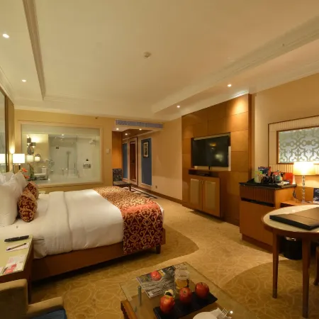 Ramada Plaza by Wyndham Chennai Отели рядом с достопримечательностью «Конгресс-центр BKR»