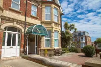 Palm Court Hotels near Chiswell Walled Garden