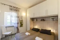 Alla Casa Rosa, Peaceful Apartment Surrounded by Greenery with Free Parking, WiFi & Air Conditioning