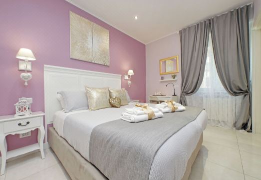 로만 홀리데이 차밍