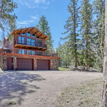Charming 3-bedroom chalet right off the ski slopes!