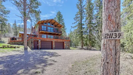 Charming 3-bedroom chalet right off the ski slopes!