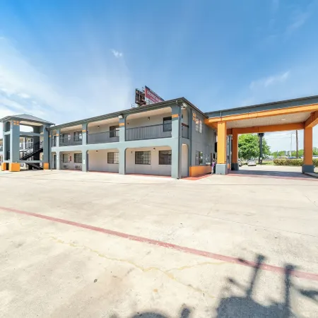 Super 8 by Wyndham San Antonio/Riverwalk Area Отели рядом с достопримечательностью «AT&T Центр»