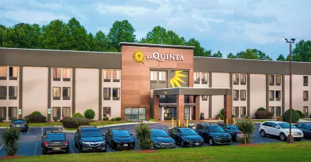 La Quinta Inn & Suites by Wyndham Fayetteville I-95 Отели в г. Камберленд
