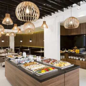 Grand Ascot Hotel Отели рядом с достопримечательностью «Галерея Артемис»