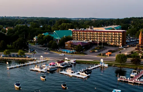 Harbor Shores on Lake Geneva - Bares