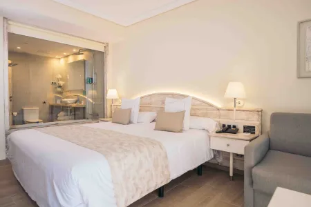 Hotel Port Salins by Pierre & Vacances Отели рядом с достопримечательностью «Волнительный клуб»