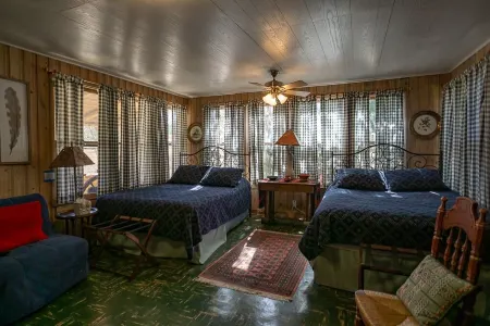 Casita Montalbano - Sleeps 8 to 10 - Private River Access - Pet Friendly Cabin