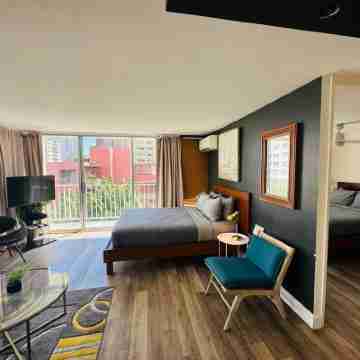 Contemporary Waikiki Beach Condo with Rooftop Pool, Superb Shopping and Dinning Rooms