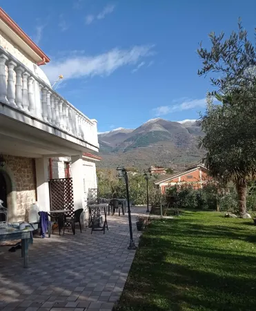 Captivating 1-Bed Apartment in Gallinaro Отели в г. Броккостелла