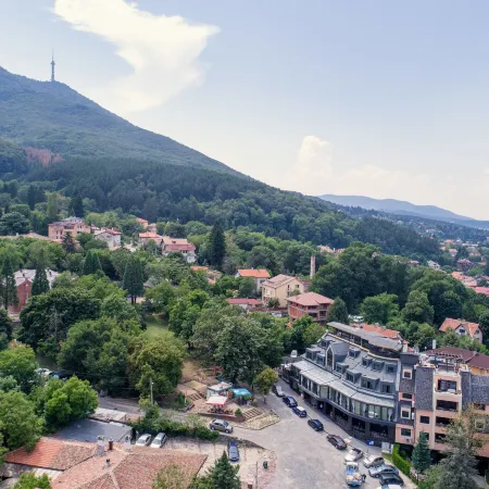 All Seasons Residence Hotel - Free Parking