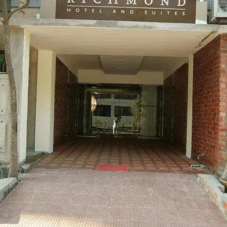 Richmond Hotel & Suites