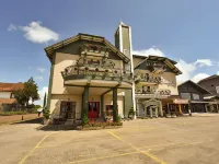 Hotel Bertoluci Hotels near Dreamland Wax Museum